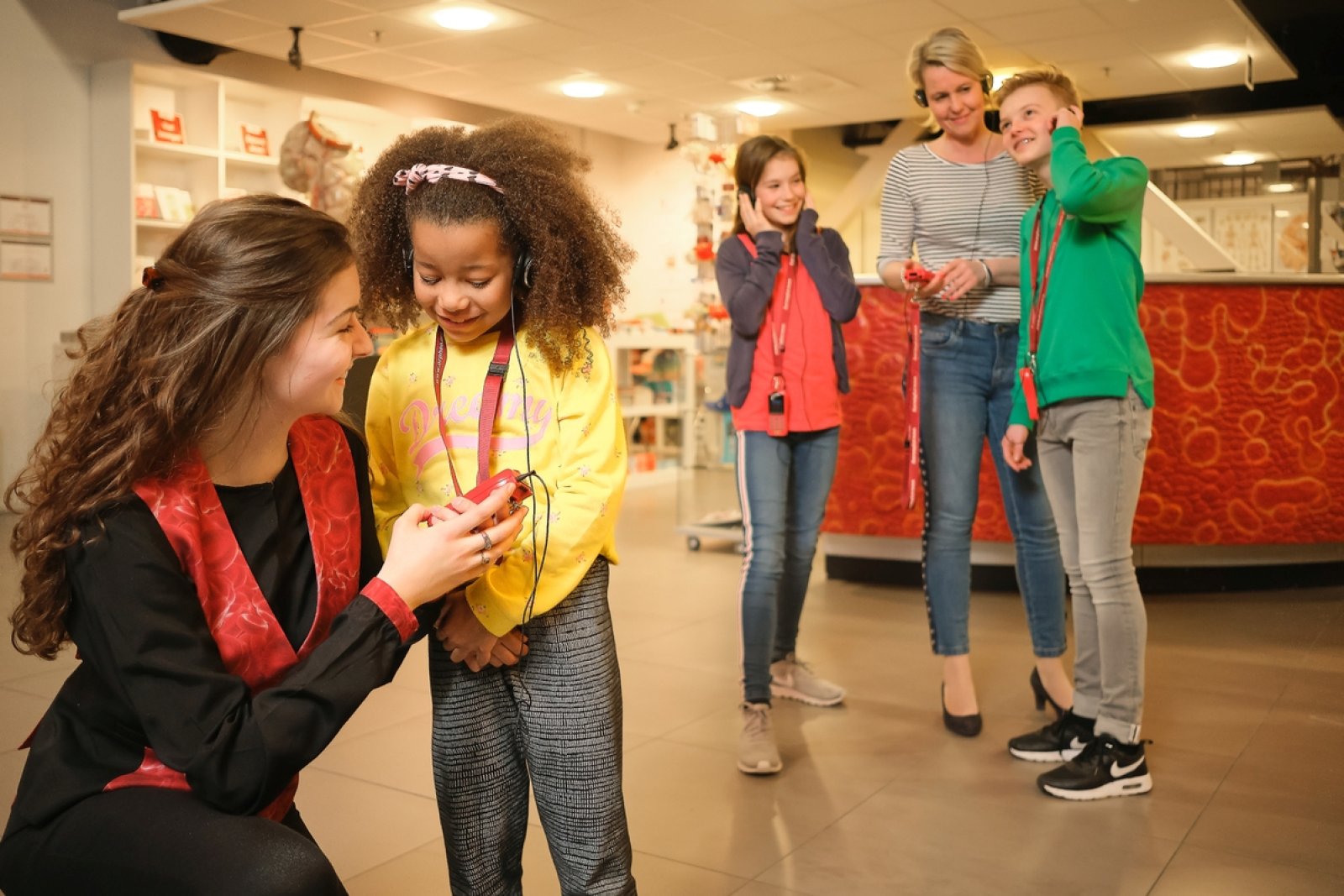 Children with audio tour in Corpus, Leiden