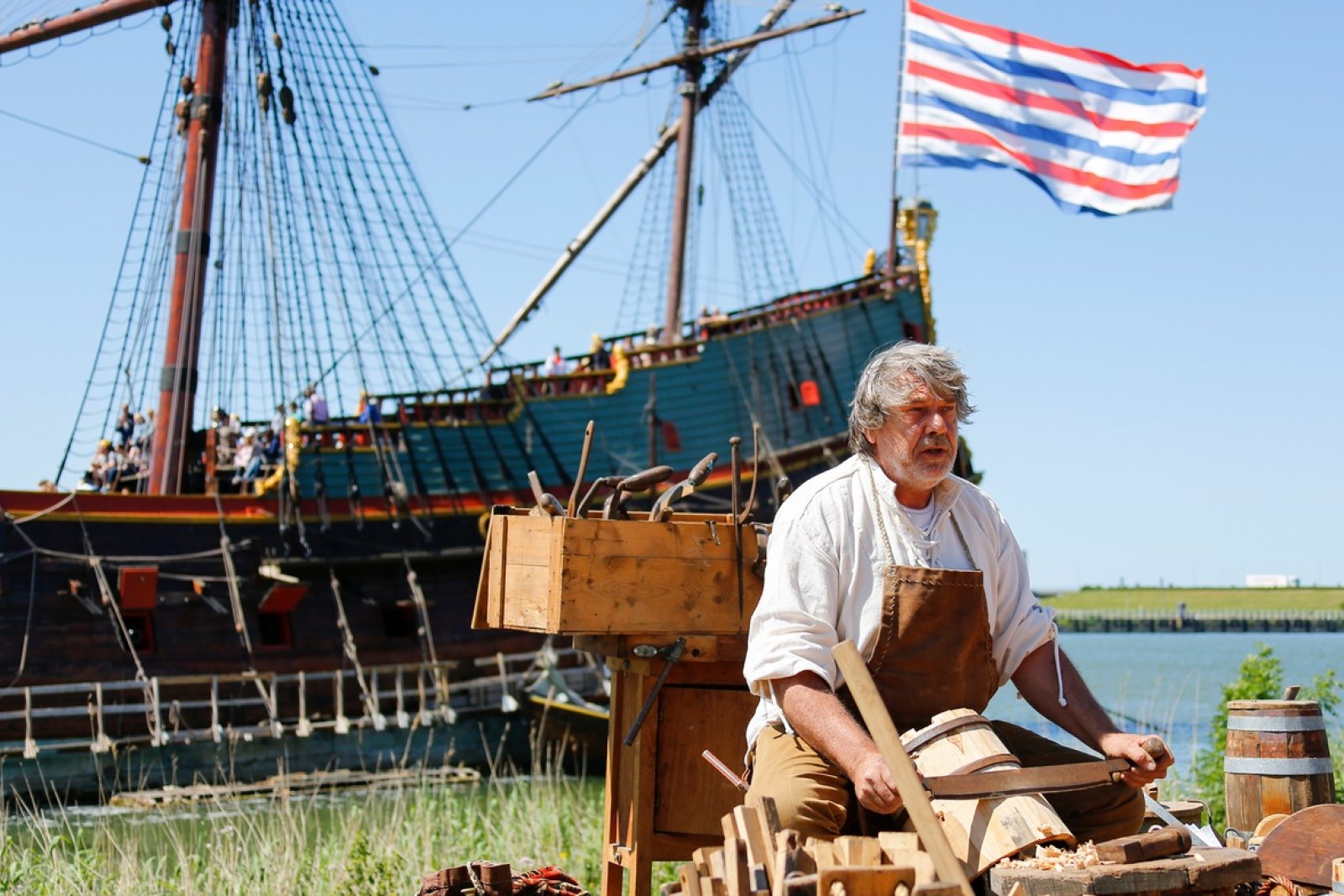 Batavialand man in front of ship