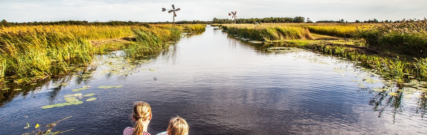 Kids on a boat in the Weerribben-Wieden