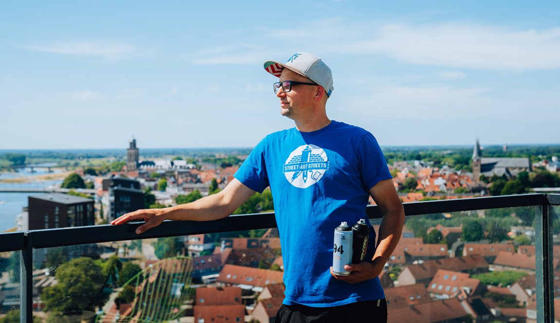 Egbert Scheffer on tower with spray can 