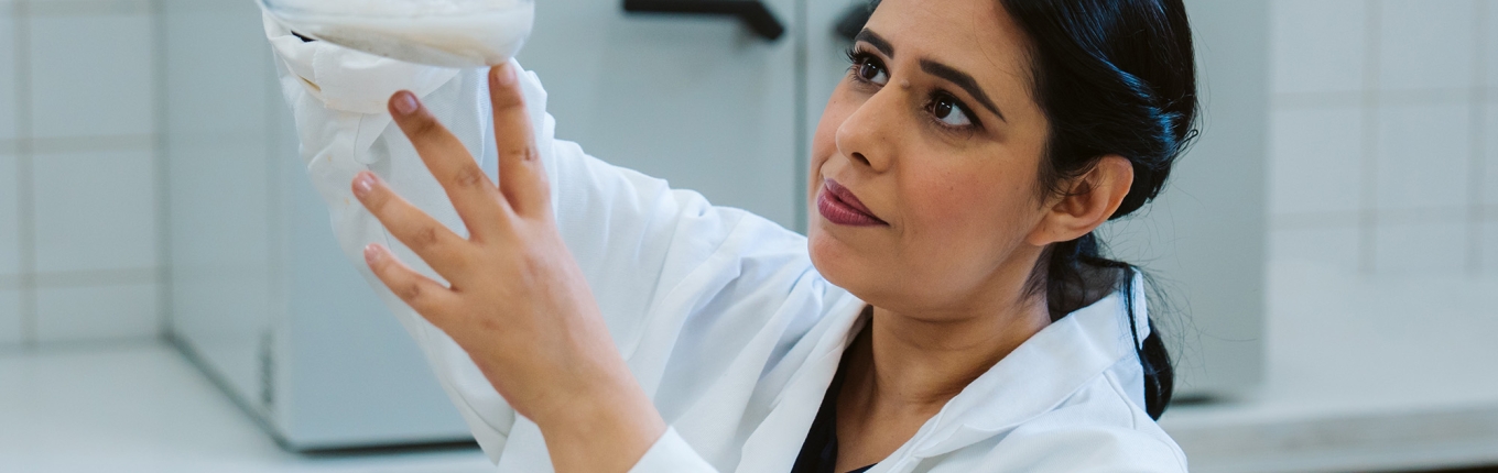 Portraitphoto Jalila Essaidi working in the lab