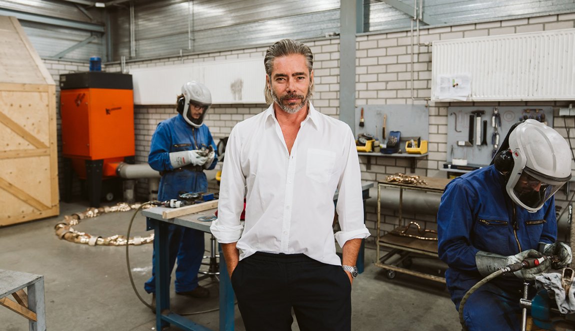 Portraitphoto Job Smeets in workshop with welders