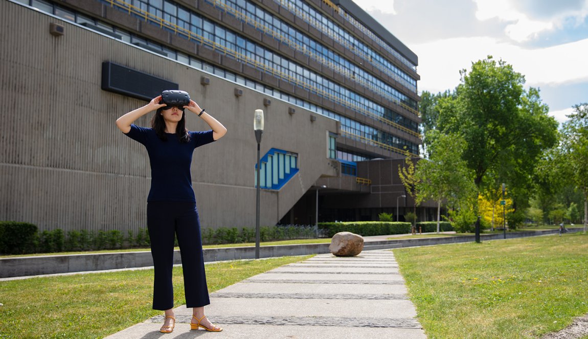 Yan Feng researcher at TUDelft with three-dimensional virtual reality model to test the reaction of road users