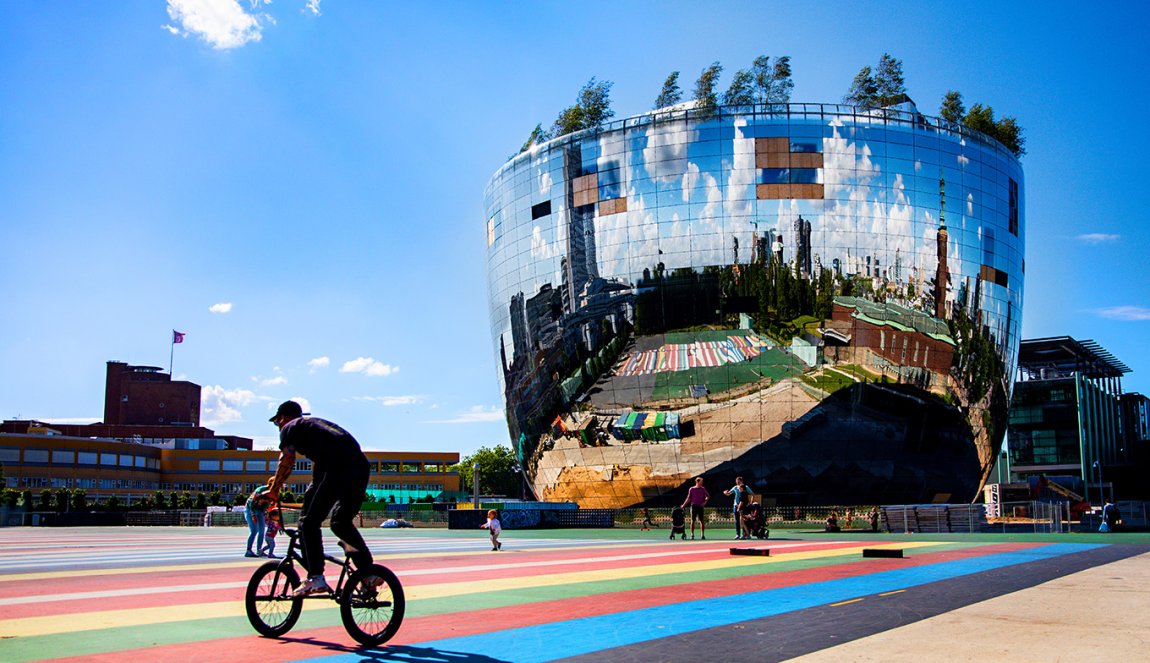 Cyclist in front of the Boijmans Van Beuningen Depot