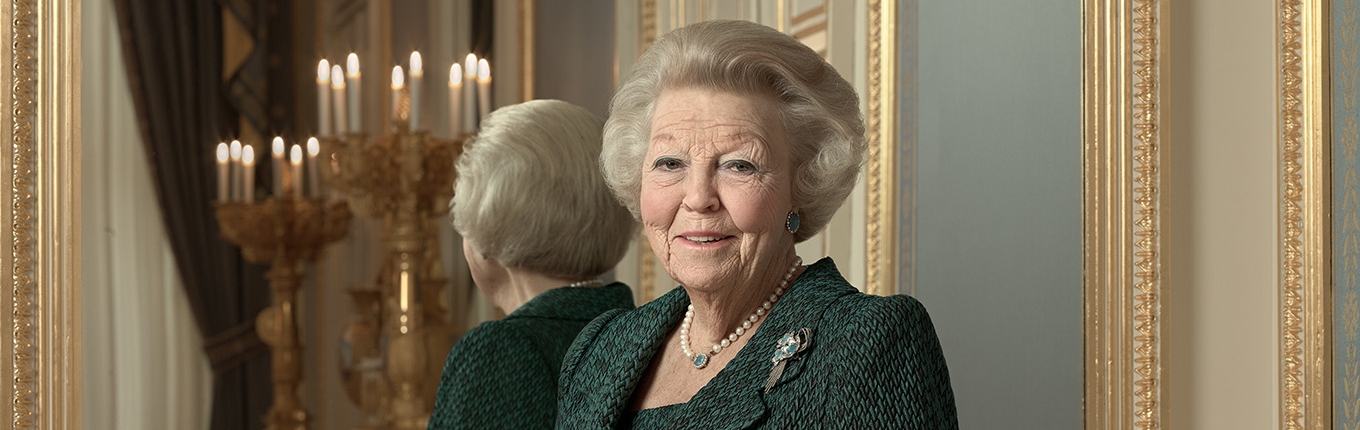 Prinsess Beatrix posing infront of a mirror